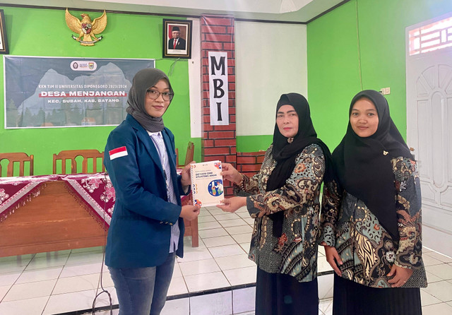 Foto Pemberian Buku Modul Deteksi Dini Screening Stunting Dari Mahasiswa KKN Tim II Undip Kepada Ibu Kader Posyandu Desa Menjangan, Kec. Subah, Kab. Batang.