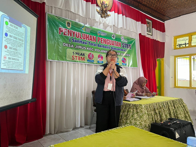 Kegiatan edukasi DAGUSIBU (DApatkan, GUnakan, SImpan, dan BUang obat dengan benar) dan bijak gunakan antibiotik bersama Ibu–Ibu PKK di Desa Jimus, Kecamatan Polanharjo, Kabupaten Klaten (08/08/2024) (foto: dokumentasi pribadi)