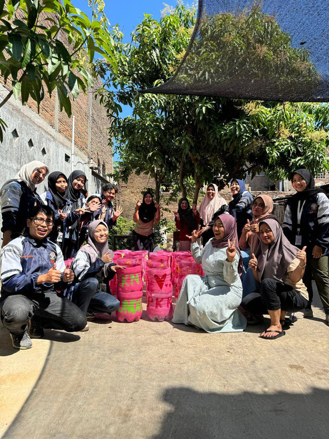 Kegiatan pengecatan galon oleh tim KKN Undip Desa Bekonang bersama ibu-ibu PKK