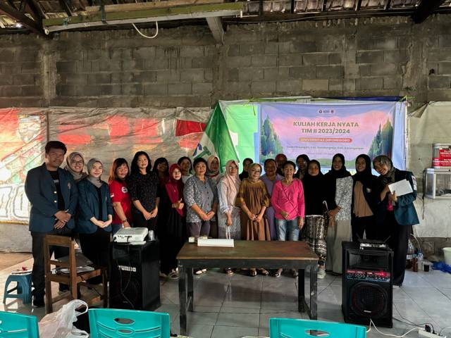 Foto bersama tim KKN Undip dan ibu-ibu PKK RW 11 Perum Samirukun