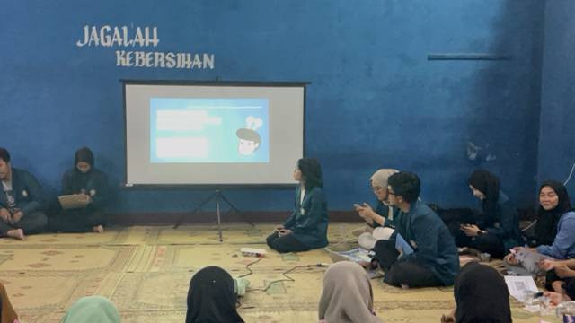 Pemaparan materi "Penerjemahan dengan AI" oleh Shevanya