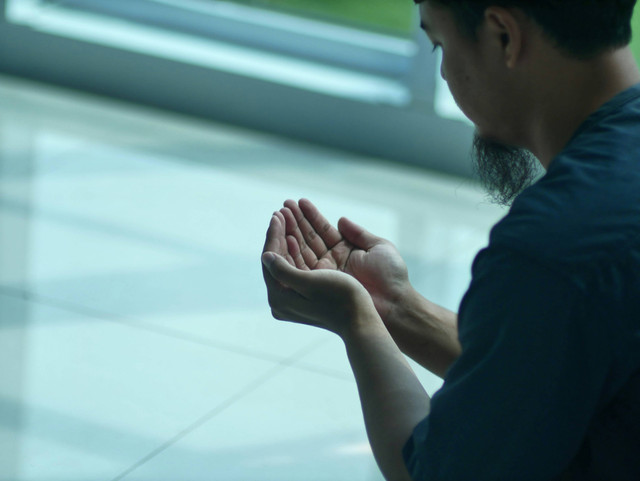 Doa malam tirakatan 17 Agustus perlu dibaca dengan penuh khidmat untuk memohon berkah dan kesatuan bangsa. Foto: Unsplash.com