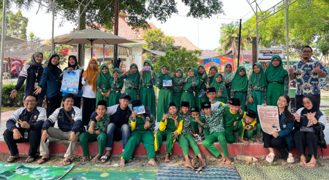 Dokumentasi kegiatan pemaparan keselamatan saat di kolam renang kepada anak-anak sekolah Desa Banglarangan