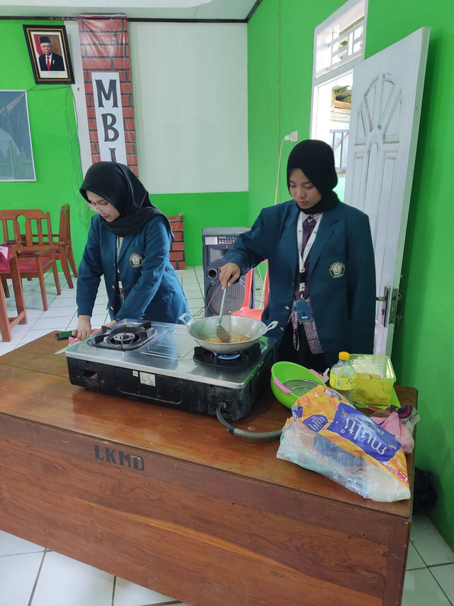 Proses penggorengan Nugget Ikan Kembung selama acara edukasi pencegahan stunting