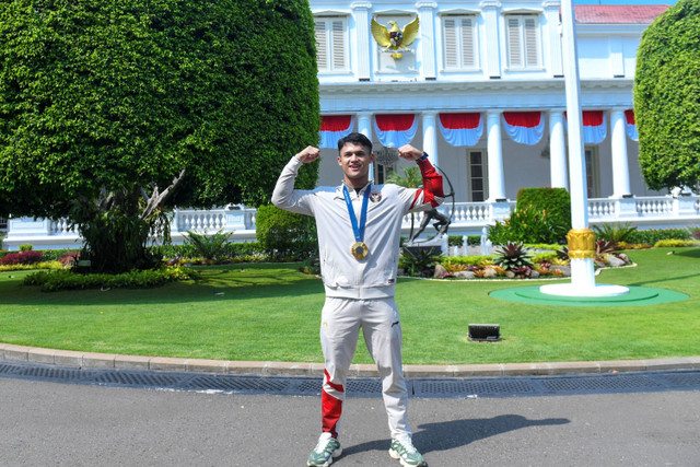 Lifter putra Rizki Juniansyah berpose usai mengikuti acara penyerahan bonus kepada kontingen Indonesia yang berlaga di Olimpiade Paris 2024 di halaman Istana Negara, Jakarta, Kamis (15/8/2024). Foto: Muhammad Adimaja/ANTARA FOTO