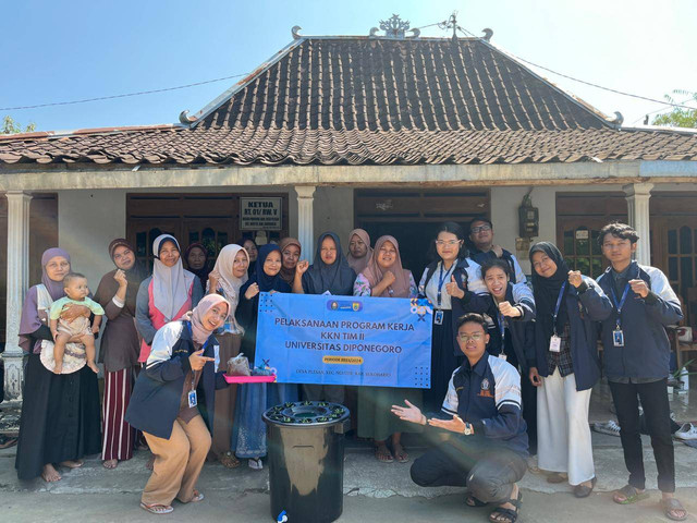 [Minggu, 21 Juli 2024] - Foto bersama ibu-ibu Kelompok Wanita Tani "Sekar Boga" dalam Sosialisasi dan Pelatihan program Budikdamber (Budidaya Ikan dalam Ember) Ikan Lele dengan menggabungkan metode pembudidayaan ikan dan penanaman dengan metode hidroponik. Sumber Dokumentasi: Firdha Pebrian Nissa (KKN TIM II UNDIP 2024).