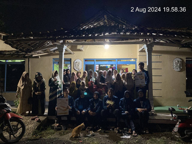 Dokumentasi foto bersama para ibu rumah tangga di Desa Pucung