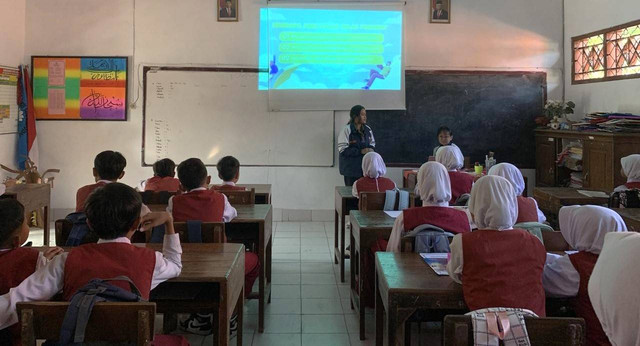 Edukasi Pembuatan Kebijakan Kelas Melalui Voting dan Musyawarah Bersama Mahasiswa KKN UNDIP (Sumber Foto: Dokumentasi Pribadi)