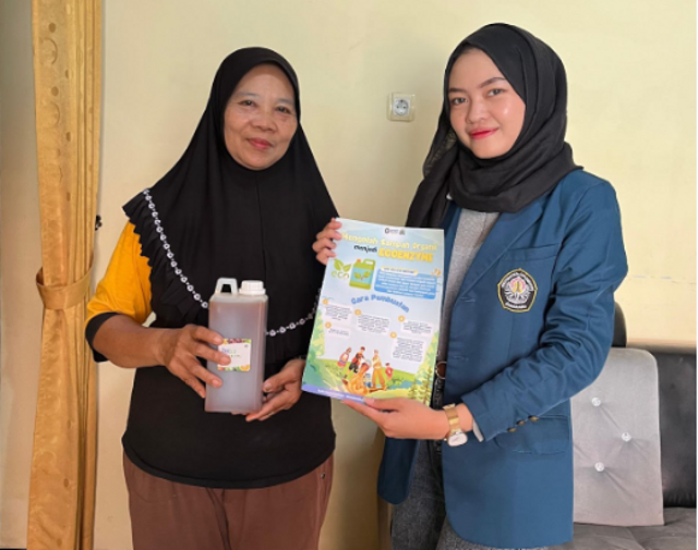 Dokumentasi penyerahan eco-enzym dan poster kepada pelaku usaha tempe Desa Banglarangan