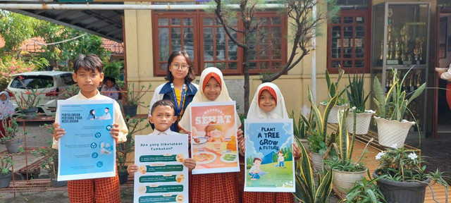 Penyerahan Poster oleh KKN UNDIP kepada siswa SD Negeri 01 Pekuncen (Sumber Foto : Dokumentasi Pribadi)