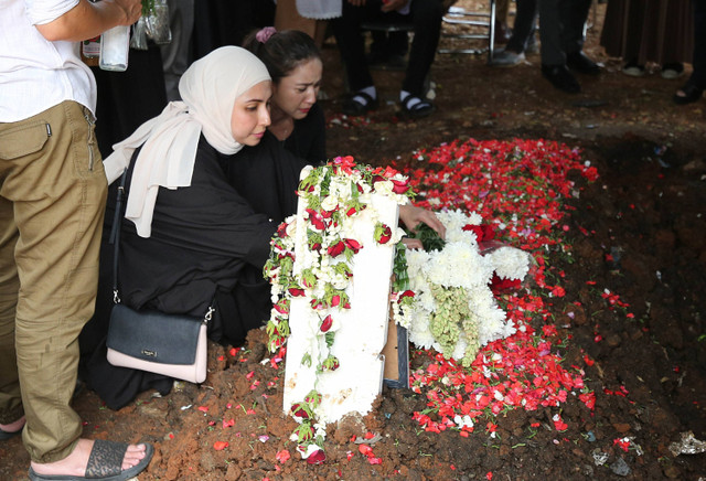 Artis Ferry Maryadi beserta keluarga saat mengantarkan jenazah ibunda di pemakaman TPU Jeruk Purut, Jakarta, Kamis, (15/8/2024). Foto: Agus Apriyanto