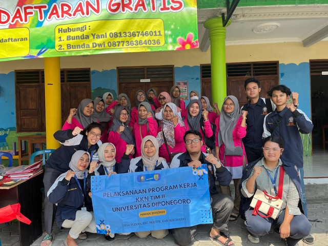 [Rabu, 7 Agustus 2024] - Foto bersama kader-kader Posyandu "Kaneka Putra" Desa Plesan dalam kegiatan Pelatihan dan sosialisasi mengenai GAMSTING (Gerakan Memasyarakatkan Makan Ikan untuk Mencegah Stunting) untuk mencegah angka stunting pada anak melalui demonstrasi variasi olahan makanan dari ikan yang tinggi protein. Sumber Dokumentasi: Firdha Pebrian (KKN TIM II UNDIP 2024). 