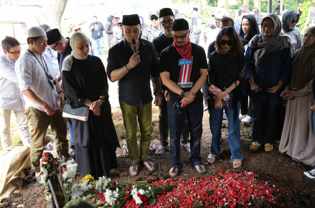 Artis Ferry Maryadi beserta keluarga saat mengantarkan jenazah ibunda di pemakaman TPU Jeruk Purut, Jakarta, Kamis, (15/8/2024). Foto: Agus Apriyanto