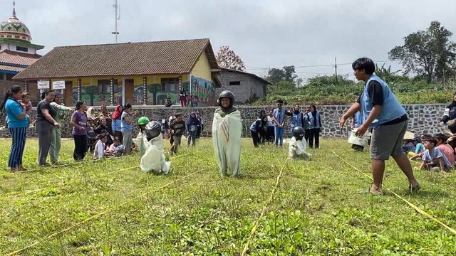 Pelaksanaan lomba balap karung yang diikuti anak-anak Dusun Keditan.