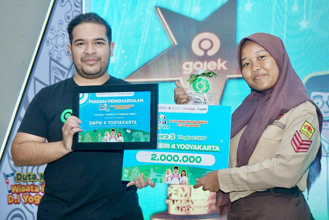 Pemberian hadiah kepada siswi SMPN 4 Yogyakarta sebagai pemenang Duta Muda Wisata Digital D.I. Yogyakarta School Creative Hub 2024, Kamis (15/8). Foto: Dok. Gojek 