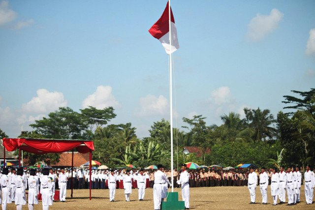 Ketentuan ukuran Bendera Merah Putih untuk upacara telah ditetapkan dalam UU. Foto: Unsplash.com