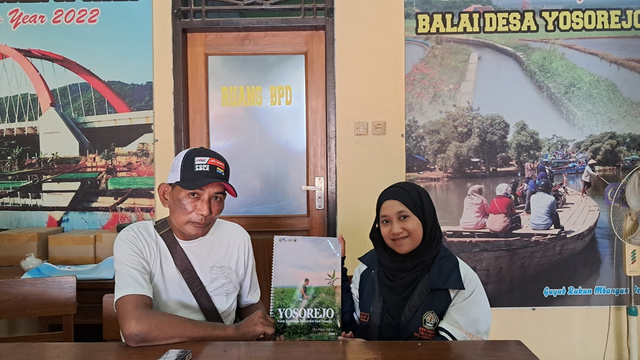 Pemberian buku etnofotografi kepada Kepala Desa Yosorejo.
