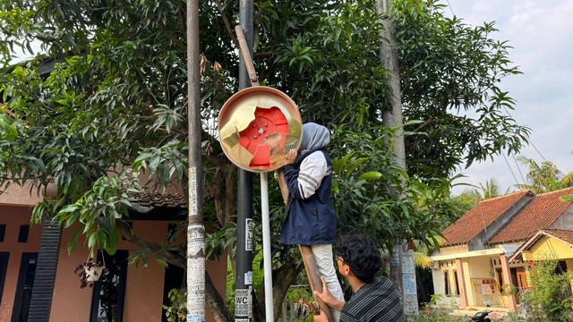 Rabu (24/7), dokumentasi Penggantian Convex Mirror yang Sudah Rusak di Desa Purwosari, Kec. Comal, Kab. Pemalang