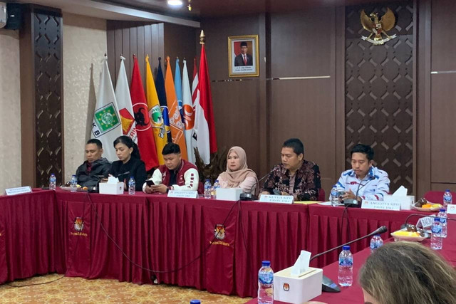 Suasana rapat pleno rekapitulasi verifikasi faktual pemenuhan syarat dukungan bakal pasangan calon perseorangan gubernur dan wakil gubernur Provinsi DKI Jakarta di Kantor KPU DKI Jakarta, Kamis (15/8/2024). Foto: Luthfi Humam/kumparan