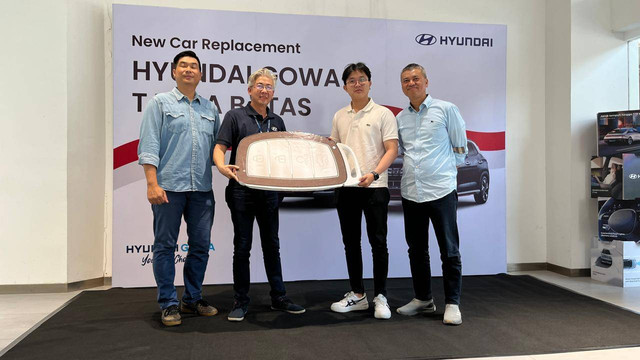 Hyundai Gowa serahkan unit Hyundai Creta pengganti ke konsumen akibat kecelakaan di Hyundai Gowa Modern Motor. Foto: Aditya Pratama Niagara/kumparan