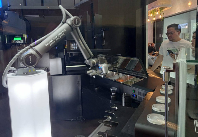 Mili, si robot barista sedang meracik minuman untuk pengunjung. Foto: Masruroh/Basra