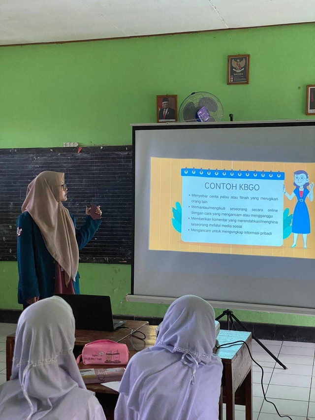 Edukasi Kekerasan Berbasis Gender Online di SD Setan, Desa Candiretno (1)