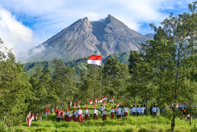 Murid-murid SD dan SMP melaksanakan upacara bendera di lereng gunung Merapi, Balerante, Klaten, Jawa Tengah. (Foto: Fahmi Wijaya)