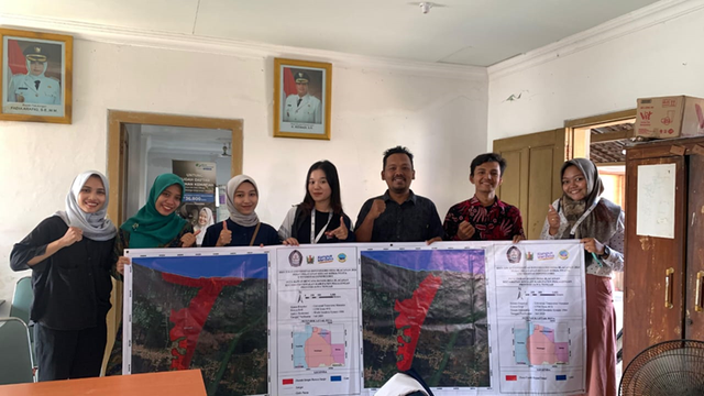 Mahasiswi Tim II KKN Universitas Diponegoro membuat pembaharuan Peta Curah Hujan dan Peta Kerawanan Banjir Desa Blacanan sebagai penerapan kelilmuan geologi