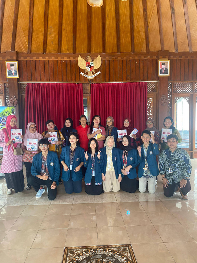 Foto bersama para pemilik UMKM di kelurahan Sewu setelah kegiatan.