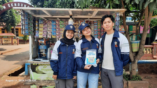 Penyerahan dan Pemasangan barcode menu di toko pelaku UMKM Desa Sembung (Sumber: Dokumnetasi TIM II KKN UNDIP 2024)