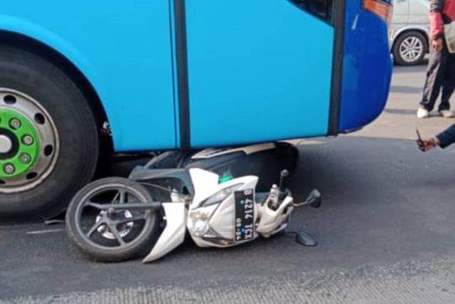 Bus dan motor yang terlibat kecelakaan di Jatinegara, Jakarta Timur, pada Kamis (15/8/2024). Foto: Dok. Istimewa