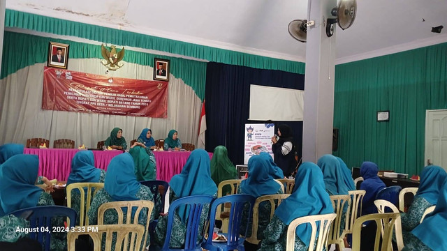 Pemasyarakatan Kandungan Nutrisi dalam Ikan dan Olahan Kepada Ibu - Ibu PKK Desa Sembung (Sumber: Dokumentasi TIM II KKN UNDIP 2024)