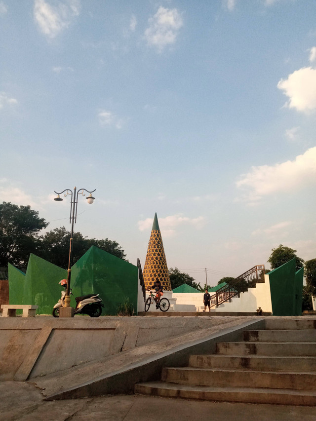 Tugu Apem Sewu yang terletak di Beton, Kampung Sewu, dulunya tempat ini merupakan pelabuhan kuno