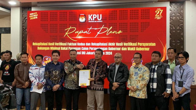 Ketua KPU Jakarta, Wahyu Dinata memberikan berita acara pleno rekapitulasi verifikasi faktual terhadap pasangan calon independen gubernur dan wakil gubernur untuk Pilgub Jakarta, Dharma Pongrekun dan Kun Wardana di Kantor KPU Jakarta, Kamis (15/8). Foto: Luthfi Humam/kumparan