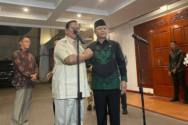 Presiden terpilih Prabowo Subianto bersama Plt Ketum PPP Muhamad Mardiono saat ditemui wartawan di Kertanegara 4, Jakarta Selatan, Kamis (15/8/2024). Foto: Fadhil Pramudya/kumparan