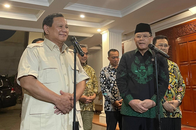 Presiden terpilih Prabowo Subianto bersama Plt Ketum PPP Muhamad Mardiono saat ditemui wartawan di Kertanegara 4, Jakarta Selatan, Kamis (15/8/2024). Foto: Fadhil Pramudya/kumparan