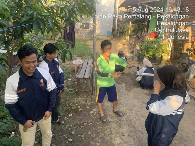 Diskusi dengan Bapak RW setempat sebelum melakukan penggalian lebih lanjut (Sumber Foto : Dokumentasi Pribadi)