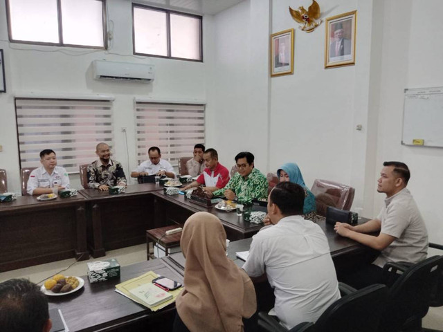 Rapat kerja Komisi II DPRD Kabupaten Cirebon dengan APINDO dan PT Merlion Sejahtera Group, yang membahas percepatan dan pengawalan investasi asing di Kantor DPRD setempat, Kamis (15/8). Foto: Tarjoni/Ciremaitoday