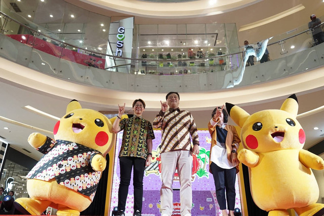 Pembukaan Pikachu's Indonesia Journey dengan maskot Pikachu berbaju batik di Main Atrium Pakuwon Mall, Kamis (15/8). Foto: Arif UT/Pandangan Jogja