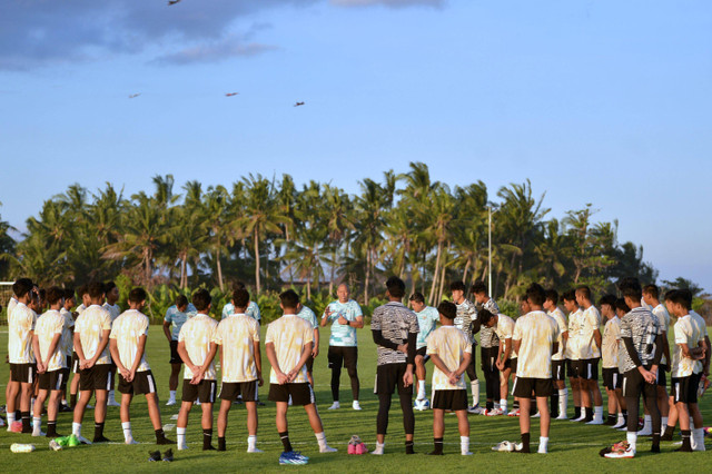 Pelatih Timnas U-17 Nova Arianto (tengah) memberikan instruksi saat memimpin latihan di Training Center Bali United, Pantai Purnama, Gianyar, Bali, Kamis (15/8/2024). Foto: Fikri Yusuf/ANTARA FOTO