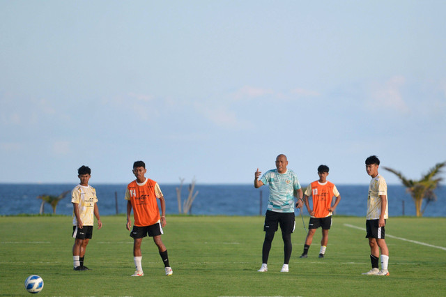 Pelatih Timnas U-17 Nova Arianto (tengah) memberikan instruksi saat memimpin latihan di Training Center Bali United, Pantai Purnama, Gianyar, Bali, Kamis (15/8/2024). Foto: Fikri Yusuf/ANTARA FOTO