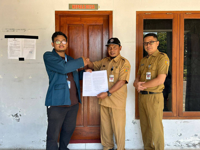 Foto Mahasiswa Reshazka Gelar Samodra bersama dengan Kepala Desa Bapak Widodo S.Pd dan Sekretaris Desa Bapak Guntur Prasetyo Wibowo, S.Psi.