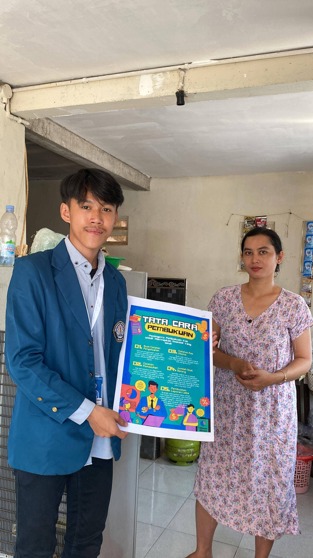 Edukasi sekaligus menjelaskan tata cara pembukuan keuangan sederhana terhadap UMKM Bakso dan Mie Ayam