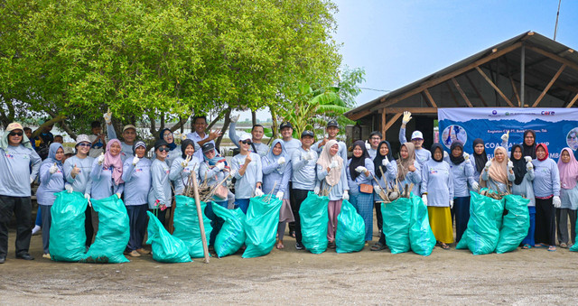 BUMI Resources menginisiasi aksi bersih-bersih di Pantai Muara Bungin, Muara Gembong, Bekasi. Foto: BUMI Resources