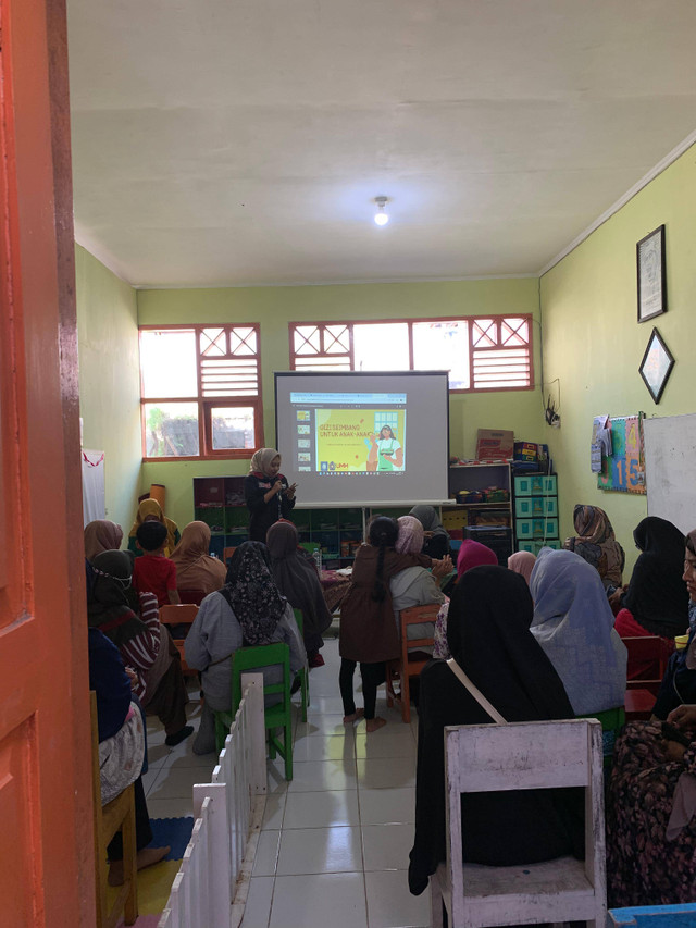 Sosialisasi penguatan makanan sehat dan bahaya makanan cepat saji kepada orang tua TK ABA 18 Dau Malang.