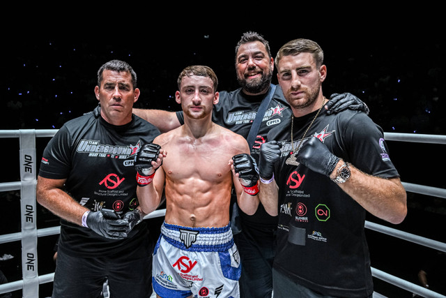 Freddie Haggerty (kedua dari kiri) merayakan kemenangan bersama timnya usai meraih kemenangan di ONE Friday Fights 72. Foto: ONE Championship