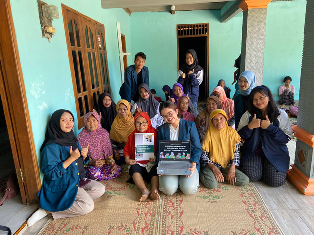 Foto bersama lansia di Desa Pondok setelah pemberian pelatihan senam otak (05/08/2024)