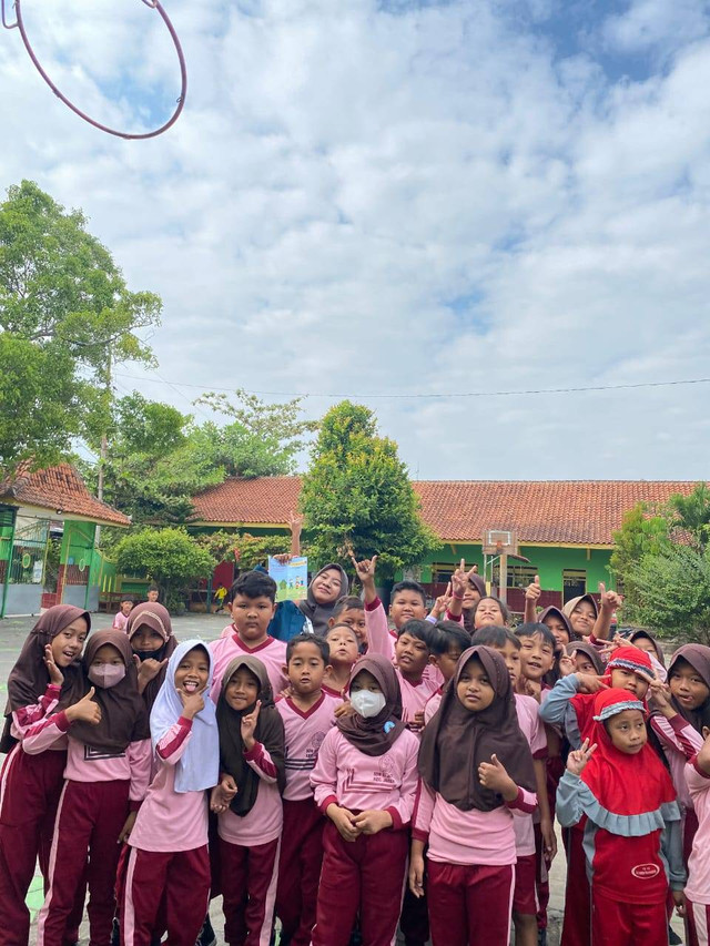 Foto bersama anak-anak SDN 3 Jati ,Desa Jati, Kecamatan Jaten, Kabupaten Karanganyar. (Sumber : Dokumentasi Savita Mutiara (KKN TIM II UNDIP 2023/2024))