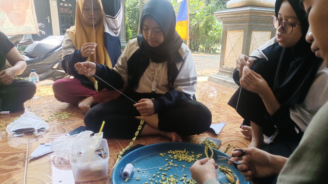 KKN TIM ll Undip Sukses Selengarakan Pelatihan Meronce Melati  (1)