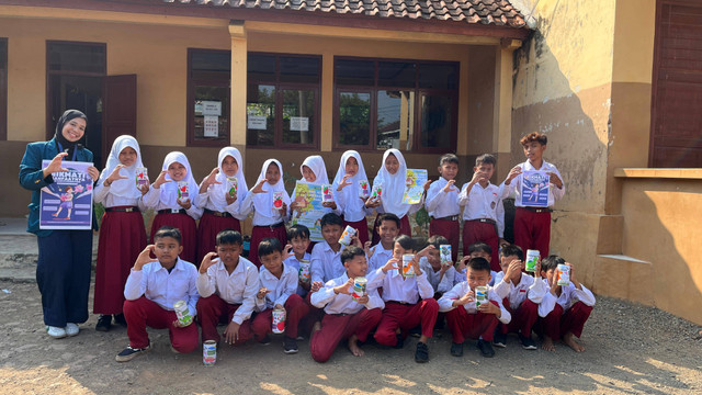 Foto bersama dengan adik-adik kelas 5 SDN Rowocacing